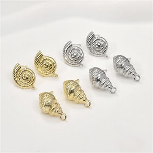Puede incluir: Seis abalorios de pendientes y colgantes en forma de concha marina de color dorado y plateado. Los abalorios tienen forma de concha marina con un diseño en espiral. Los abalorios son perfectos para la elaboración de joyas.