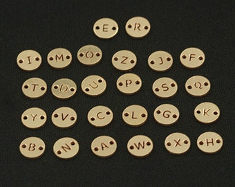 Charme de lettre d’étiquette ronde rempli d’or 14K, charme de disque de numéro d’alphabet rempli d’or avec deux trous pour la fabrication de bijoux, charme de bracelet, charme de collier