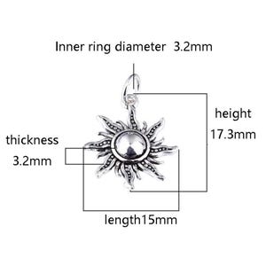 Puede incluir: Colgante de sol de plata con un dise&ntilde;o detallado. El colgante mide 17,3 mm de alto y 15 mm de largo. El di&aacute;metro del anillo interior es de 3,2 mm.