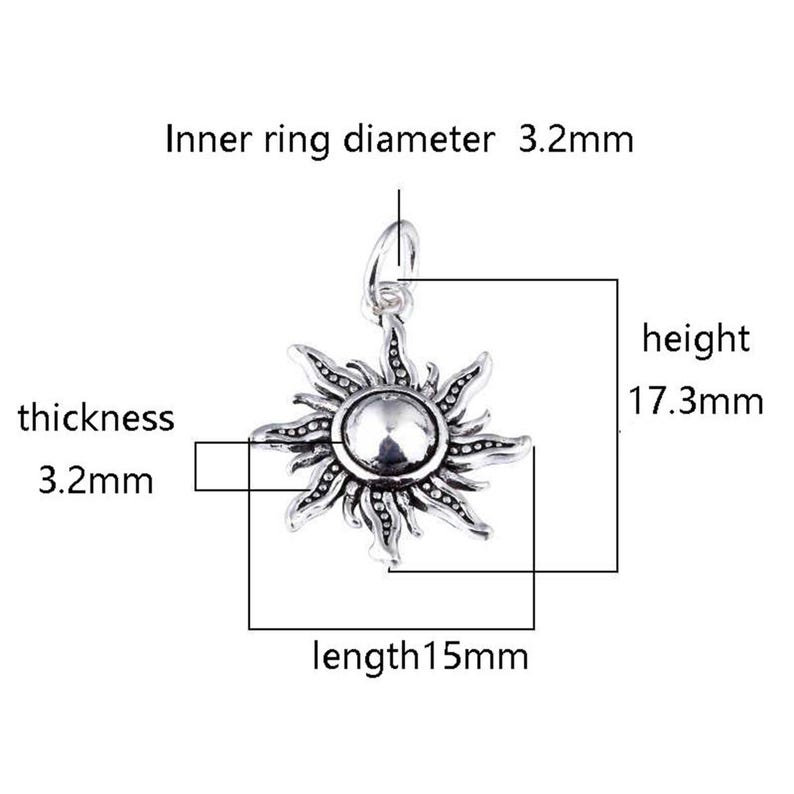 Puede incluir: Colgante de sol de plata con un dise&ntilde;o detallado. El colgante mide 17,3 mm de alto y 15 mm de largo. El di&aacute;metro del anillo interior es de 3,2 mm.