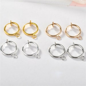 Könnte beinhalten: Sechs Paar goldene, roségoldene und silberne Creolen mit Clipverschluss. Die Ohrringe sind alle gleich groß und in der gleichen Form.