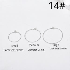 Puede incluir: Tres pendientes de aro de plata en diferentes tamaños: pequeño (20 mm de diámetro), mediano (25 mm de diámetro) y grande (30 mm de diámetro).