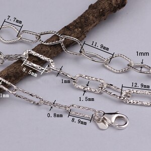 Pode incluir: Colar de corrente de prata com elos texturizados. A corrente tem 11,9 mm de largura e 1,1 mm de espessura. Os elos medem 8,5 mm de comprimento e 1,5 mm de largura. A corrente tem um fecho de lagosta.