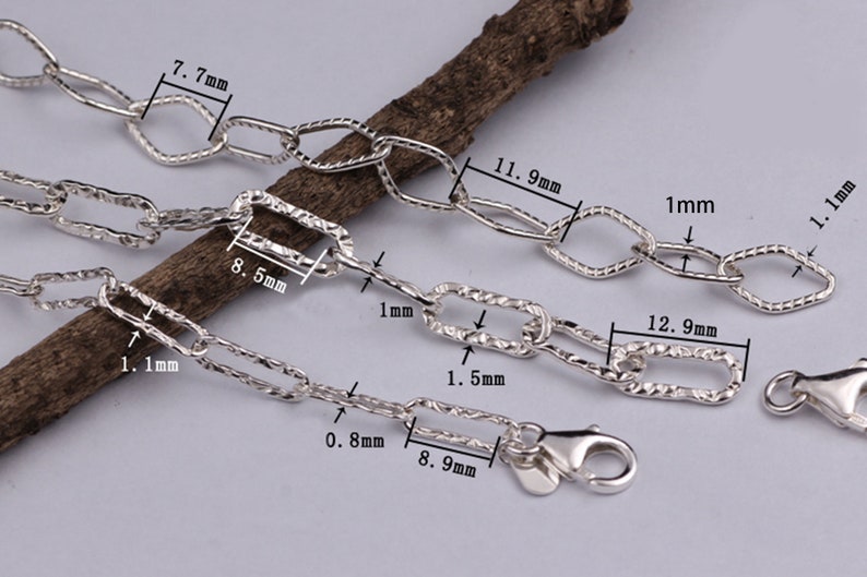 Pode incluir: Colar de corrente de prata com elos texturizados. A corrente tem 11,9 mm de largura e 1,1 mm de espessura. Os elos medem 8,5 mm de comprimento e 1,5 mm de largura. A corrente tem um fecho de lagosta.