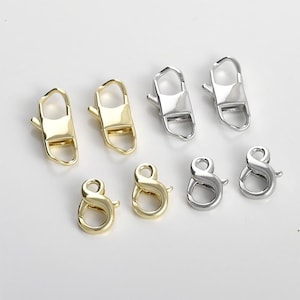 Puede incluir: Surtido de cierres de langosta y cierres de gatillo dorados y plateados. Estos cierres se utilizan comúnmente para la elaboración de joyas y manualidades.