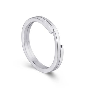 Pu&ograve; includere: Un portachiavi argentato con un design semplice ed elegante. L'anello &egrave; in metallo e ha una finitura liscia e lucida.