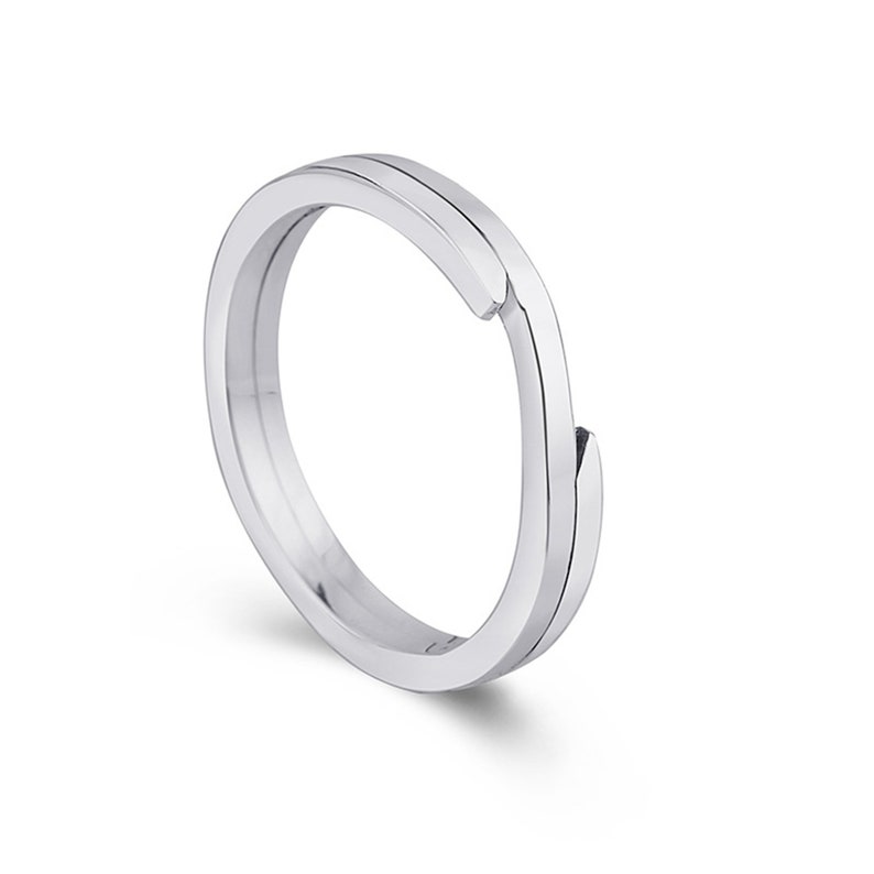 Pu&ograve; includere: Un portachiavi argentato con un design semplice ed elegante. L'anello &egrave; in metallo e ha una finitura liscia e lucida.