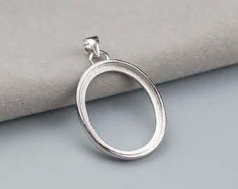 Peut inclure: Pendentif ovale en argent avec une finition lisse et polie. Le pendentif a un design simple et élégant et est parfait pour ajouter une touche de sophistication à n'importe quelle tenue.