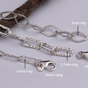 Pode incluir: Tr&ecirc;s correntes de prata com elos de tamanhos diferentes. As correntes t&ecirc;m 3,7 mm, 5,7 mm e 7,3 mm de largura. Cada corrente tem um fecho de 10 mm e um anel. Os an&eacute;is t&ecirc;m um di&acirc;metro de 1,6 mm, 2,7 mm e 5 mm.
