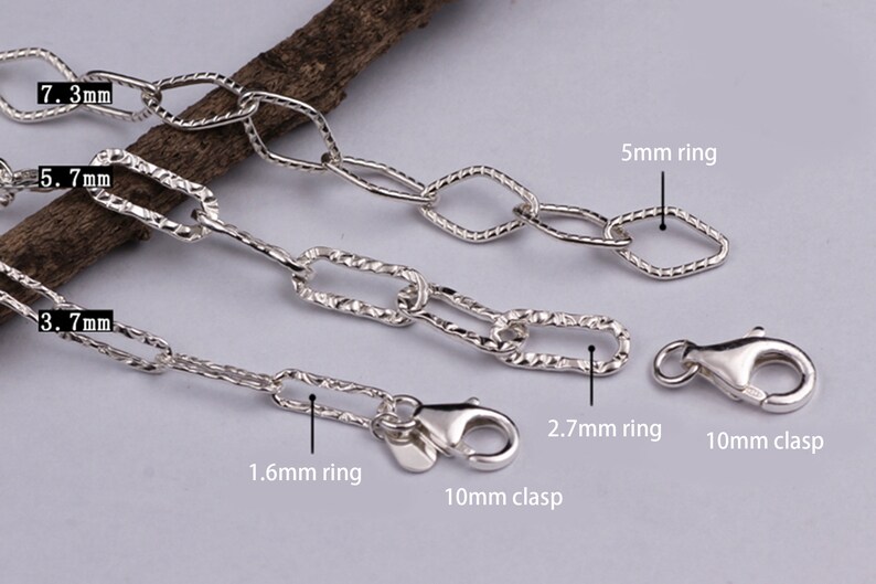 Pode incluir: Tr&ecirc;s correntes de prata com elos de tamanhos diferentes. As correntes t&ecirc;m 3,7 mm, 5,7 mm e 7,3 mm de largura. Cada corrente tem um fecho de 10 mm e um anel. Os an&eacute;is t&ecirc;m um di&acirc;metro de 1,6 mm, 2,7 mm e 5 mm.