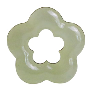Puede incluir: Un colgante de jade verde claro en forma de flor con un corte de estrella de cinco puntas en el centro.