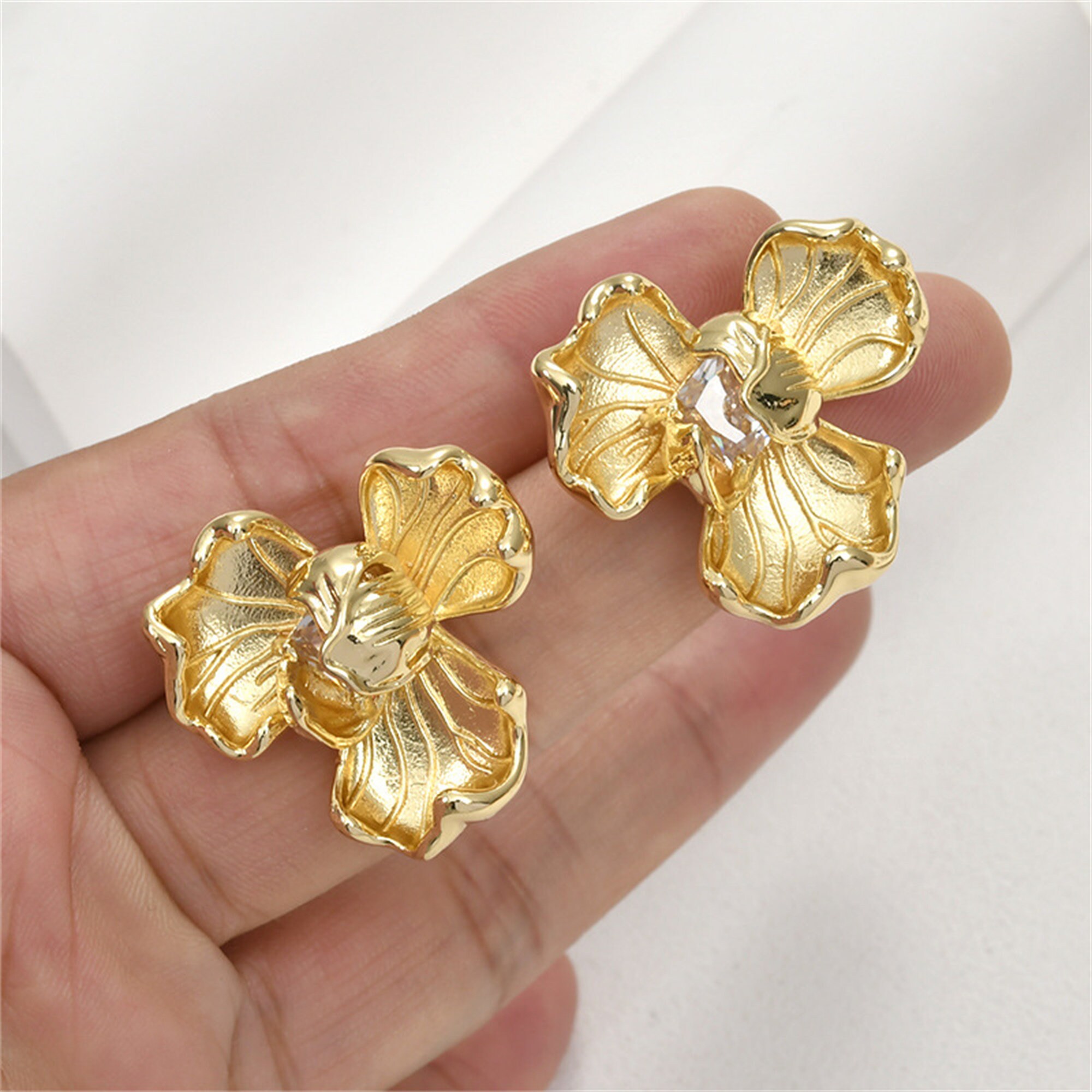 14K ゴールド メッキ フラワー ペタル イヤリング ポスト、フローラル
