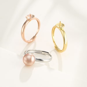 Puede incluir: Tres anillos ajustables con un bisel redondo para agregar una perla u otra piedra preciosa. Los anillos están disponibles en oro, plata y oro rosa.