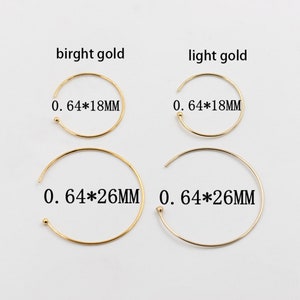 Può includere: Quattro orecchini a cerchio color oro in due misure, con la scritta "birght gold" e "light gold" sopra. I cerchi più piccoli sono 0,64 mm x 18 mm, e i più grandi 0,64 mm x 26 mm.