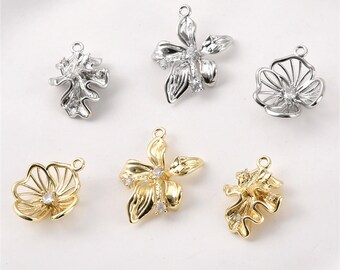 Dijes florales huecos chapados en oro de 14 quilates/plata con centro de circonita cúbica, dije de pétalos con textura ondulada, dije floral botánico para pulsera y collar.