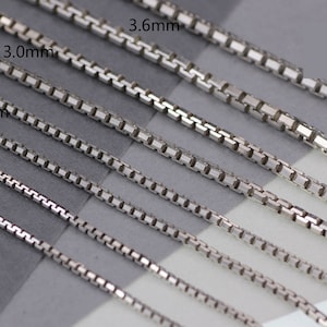 Op de afbeelding: Een close-up van zilveren boxkettingen in verschillende maten, variërend van 2,0 mm tot 3,6 mm. De kettingen liggen in een rij, met de grootste ketting bovenaan en de kleinste ketting onderaan.