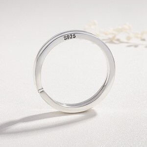 Pu&ograve; includere: Un anello d'argento con una fascia liscia e arrotondata. L'interno della fascia &egrave; contrassegnato con "S925".