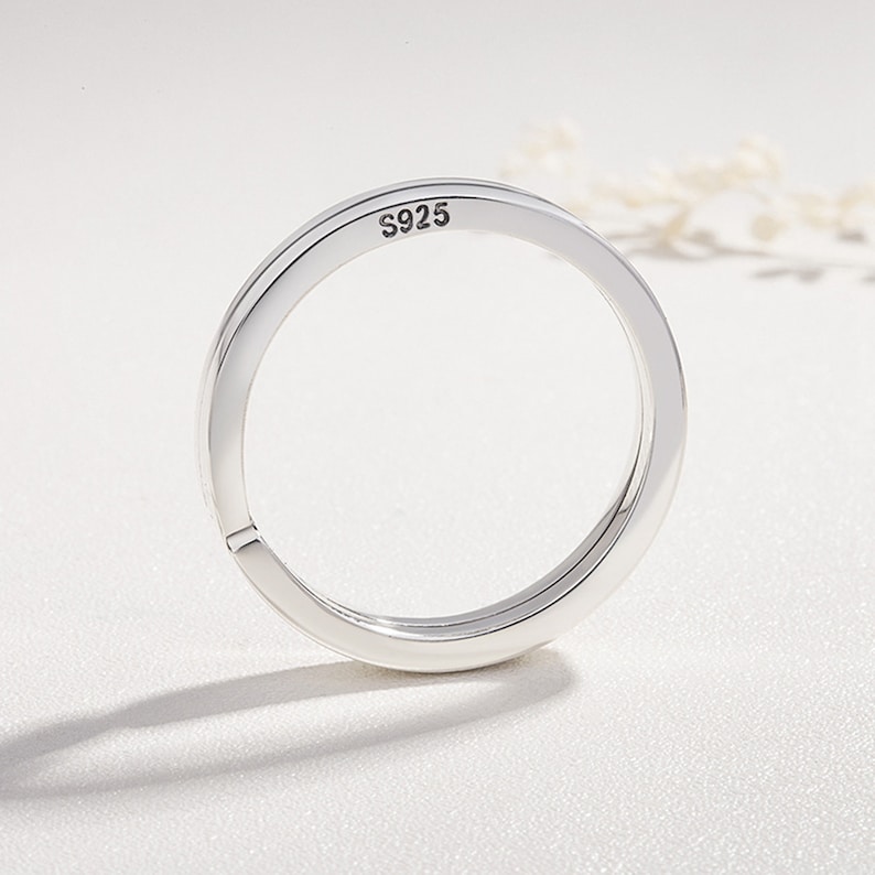 Pu&ograve; includere: Un anello d'argento con una fascia liscia e arrotondata. L'interno della fascia &egrave; contrassegnato con "S925".