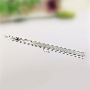 Peut inclure: Une chaîne en argent avec une boucle de 5 mm à une extrémité et une longueur de 110 mm. La chaîne est composée de plusieurs fines brins d'argent.