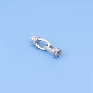 Peut inclure: Fermoir argenté avec des accents de cristal transparent. Le fermoir est conçu pour être utilisé pour la fabrication de bijoux.