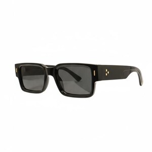 K&ouml;nnte beinhalten: Schwarze Sonnenbrille mit rechteckigem Rahmen und dunklen Gl&auml;sern. Die Sonnenbrille hat goldfarbene Akzente an den B&uuml;geln und am Rahmen. Das Gesamtdesign ist elegant und modern, passend f&uuml;r verschiedene Stile.