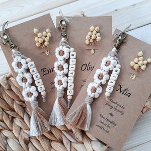 Regalo per damigella d'onore in stile boho, regali per damigelle d'onore, portachiavi in macramè con biglietto e fiori, macramè con margherite, regali per legare il nodo