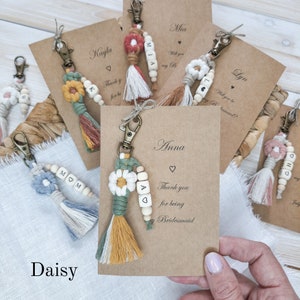 Portachiavi iniziale con fiore in macramè con biglietto e testo, regali personalizzati, regalo per damigelle d'onore, festa per baby shower, portachiavi personalizzato, catena di margherite