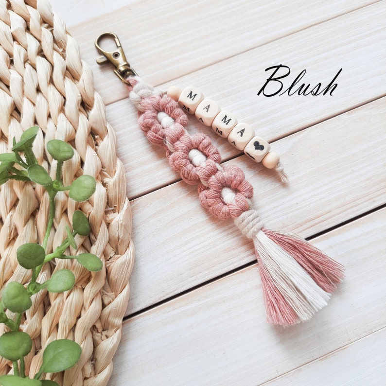 Daisy keychain,  the flowers have blush petals and a natural - creamy center, in addition there is also a beige color. The personalization is made of wooden beads, there is a black heart at the end of the word "mama".