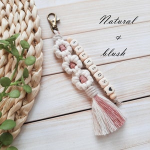 Daisy keychain,  the flowers have natural - creamy petals and a blush center, in addition there is also a beige color. The personalization is made of wooden beads, there is a black heart at the end of the name.