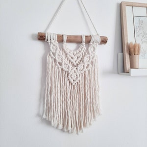 Mała makrama ścienna do pokoju dziecięcego w stylu boho, dekoracja ścienna z makramy, dekoracja boho, kremowy wystrój w kolorze kości słoniowej, ścienna zawieszka z włóczki, ekologiczny prezent