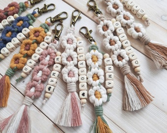Llavero de macramé con flor y nombre, regalo personalizado para mamá, estilo bohemio, cordón de algodón de alta calidad y cuentas de madera natural.