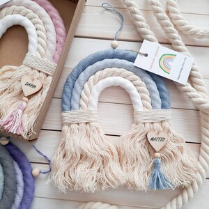 Letrero de macramé personalizado con diseño de arcoíris para guardería, regalo de llegada de bebé, decoración bohemia para guardería, colgante de pared arcoíris, rosa, azul, marrón, gris, verde azulado y morado.