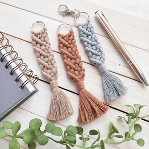 Portachiavi in macramè, portachiavi personalizzato, accessori per auto, ciondolo per borsa, portachiavi per donna, bomboniere boho, idee regalo per insegnanti, verde salvia, beige pastello