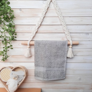 Portasciugamani in stile boho, decorazione per il bagno, regalo per la nuova casa, arazzo da parete in macramè, regalo per lei, cordino in cotone riciclato bianco sporco, tassello in legno