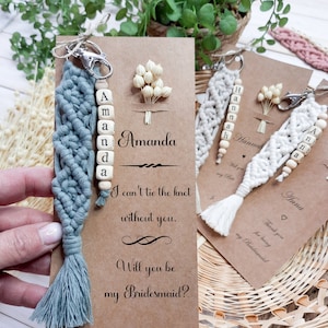 Sleutelhanger bruidsmeisje | Gepersonaliseerde geschenken | Cadeau matrone van ere | Aangepaste sleutelhanger | Handgestempelde letters | Kaart met bloemen