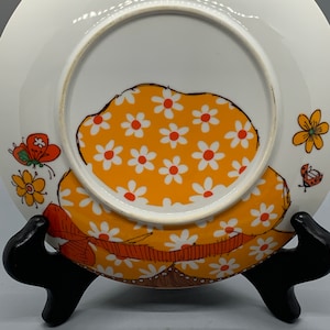 Vintage 70s plate - Painted front with Daisies - Back with Daisies, Butterflies and Girl in Bonnet - 7 1/4 diameter