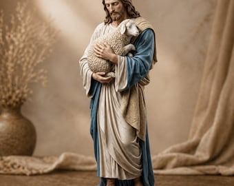 Puede incluir: Estatua detallada de Jesús sosteniendo un cordero. La figura está vestida con túnicas blancas y azules, con una corona de espinas. El cordero se sostiene cerca, sobre un fondo neutro.