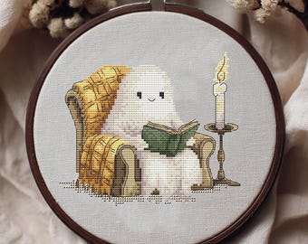 Korsstygnsmönster med mysigt spöke som läser | Halloweenbroderi (PDF-mönster)