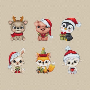 Könnte beinhalten: Sechs entzückende Weihnachtstierfiguren, die Weihnachtsmützen tragen. Ein Rentier, ein Schwein, ein Pinguin, ein Kaninchen, ein Fuchs und ein Lamm halten alle Geschenke oder Weihnachtsdekorationen.