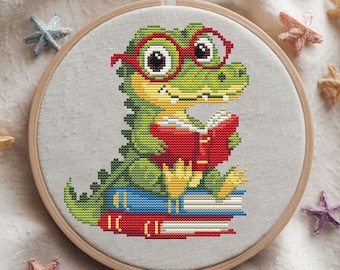 Patrón de punto de cruz de cocodrilo adorable, caimán lector en PDF, diseño de bordado divertido para amantes de los libros.
