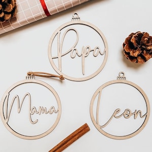 Personalisierter Weihnachtsanhänger aus Holz mit Namen als nachhaltiger Christbaumschmuck