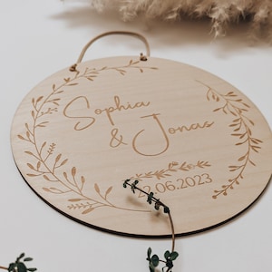 Hochzeitsgeschenk aus Holz personalisiert mit Namen als Schild Geschenk zur Hochzeit individuelle Gravur