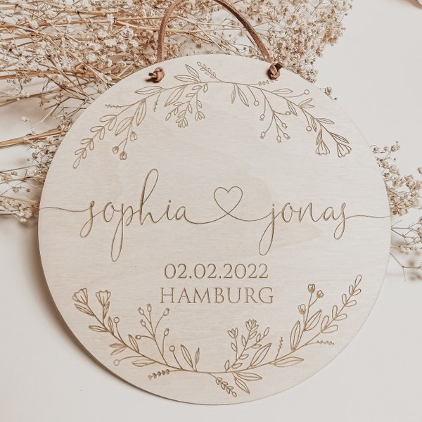 Personalisiertes Hochzeitsgeschenk aus Holz mit Namen als Schild mit Aufhängung Geschenk zur Hochzeit