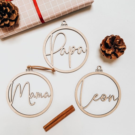 Weihnachtsanhänger mit Name personalisiert aus Holz, Christbaumkugel als Geschenk zu Weihnachten - Weihnachtskugel Anhänger