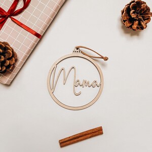 Personalisierter Weihnachtsanhänger aus Holz mit Namen als nachhaltiger Christbaumschmuck