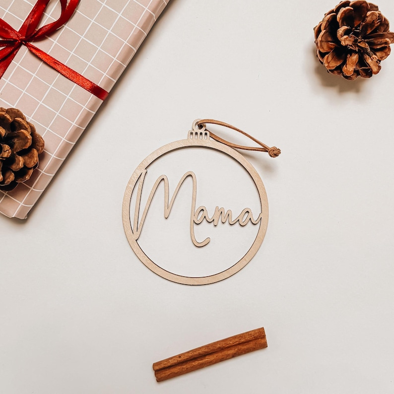 Personalisierter Weihnachtsanhänger aus Holz mit Namen als nachhaltiger Christbaumschmuck