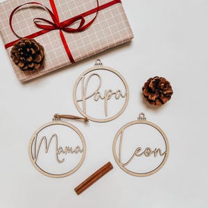 Personalisierter Weihnachtsanhänger aus Holz mit Namen als nachhaltiger Christbaumschmuck