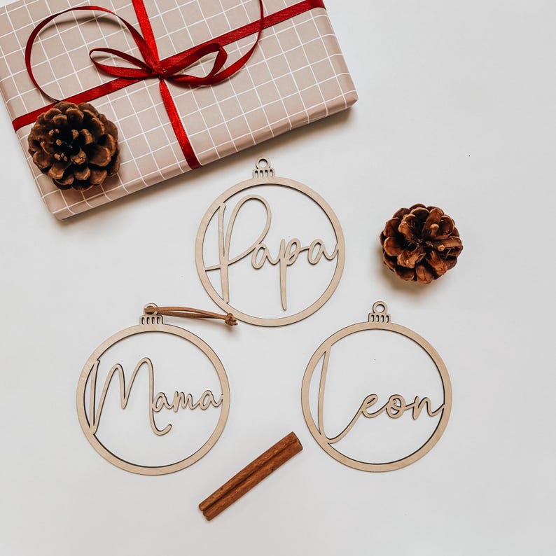 Personalisierter Weihnachtsanhänger aus Holz mit Namen als nachhaltiger Christbaumschmuck