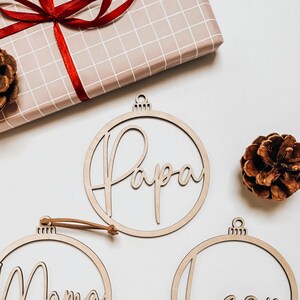 Personalisierter Weihnachtsanhänger aus Holz mit Namen als nachhaltiger Christbaumschmuck