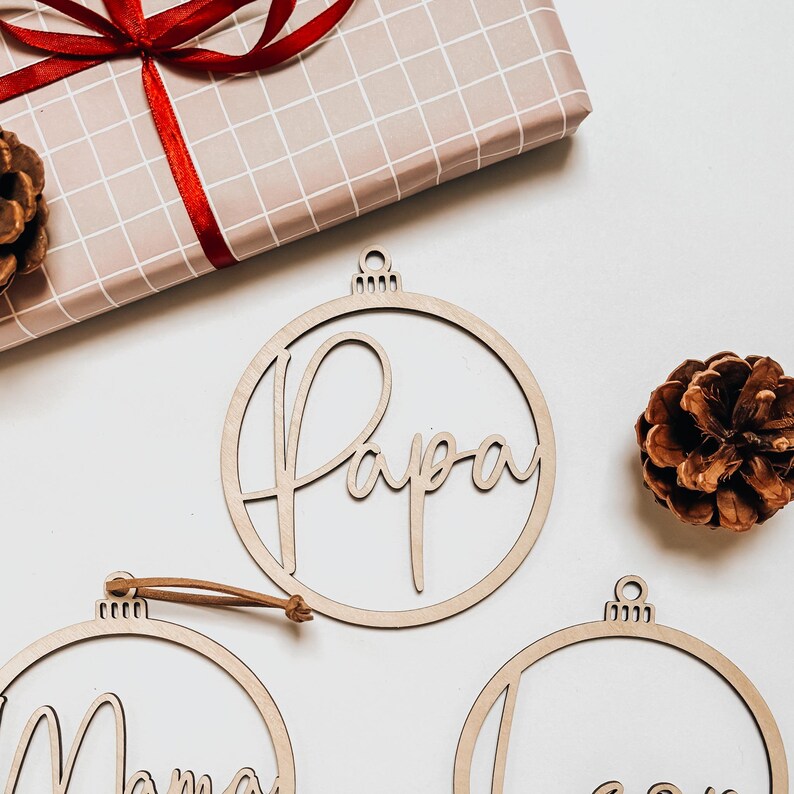 Personalisierter Weihnachtsanhänger aus Holz mit Namen als nachhaltiger Christbaumschmuck